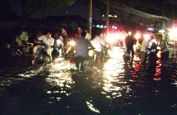 Người dân bị té xe, chết máy trên đường Bình Đông, quận 8 (đoạn ngay chân cầu chữ U). Ảnh: LƯU ĐỨC