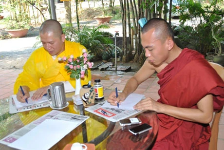 Đàm Vĩnh Hưng xin lỗi về vụ “khóa môi nhà sư" ảnh 1 Đàm Vĩnh Hưng xin lỗi về vụ “khóa môi nhà sư" ảnh 1