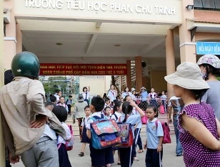 Ngang nhiên vào trường bắt cóc học sinh ảnh 1