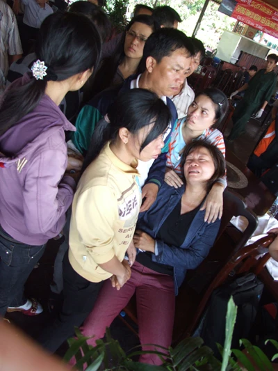 Hình ảnh cứu hộ trục vớt tàu Dìn Ký chìm trên sông Sài Gòn ngày 21-5-2011 ảnh 3