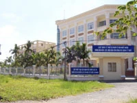 Do định vị sai cột mốc, hàng loạt hàng rào các trụ sở cơ quan vi phạm lộ giới phải sửa chữa gây thiệt hại hàng trăm triệu đồng. Ảnh: Tr.Huỳnh