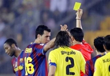 Busquets nhận 2 thẻ vàng nhưng không bị đuổi ảnh 1