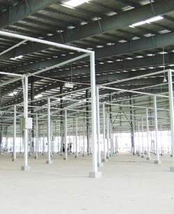 Nhà lồng kinh doanh gạo tại chợ Bình Điền trống huơ trống hoác. Ảnh: TRẦN NGỌC