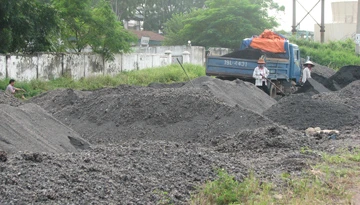 Tranh thủ sự quản lí lỏng lẻo, thoải mái tập kết than. (ảnh: Hồng Ngân) Tranh thủ sự quản lí lỏng lẻo, thoải mái tập kết than. (ảnh: Hồng Ngân)