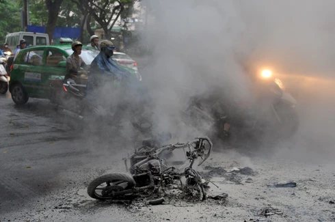 Xe Air Blade bốc cháy giữa đường ảnh 2