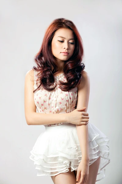 Vẻ ngọt ngào của Hoàng Thùy Linh ảnh 2