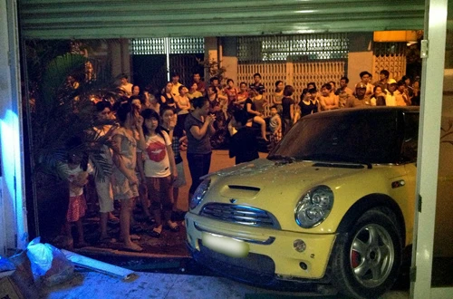 Ca sĩ Nguyên Vũ lái xe tông vào nhà dân ảnh 1 Ca sĩ Nguyên Vũ lái xe tông vào nhà dân ảnh 1