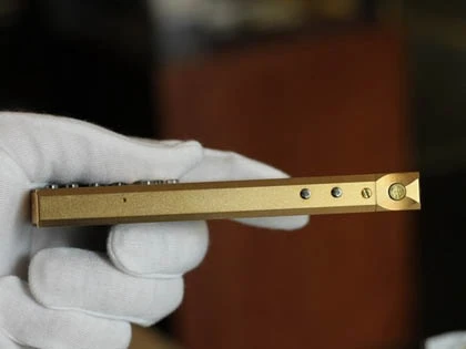 Bộ đôi điện thoại Mobiado Aston Martin One 77 giá khủng về TP.HCM ảnh 4