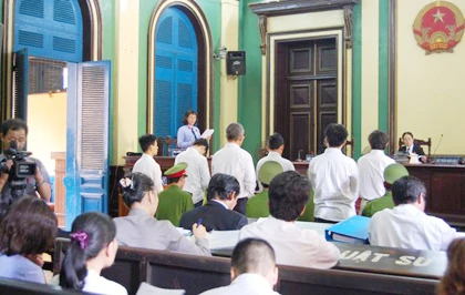 Trực tiếp phiên xử Hoàng Khương- phần 3: Hoàng Khương bị xử 4 năm tù giam ảnh 4 Trực tiếp phiên xử Hoàng Khương- phần 3: Hoàng Khương bị xử 4 năm tù giam ảnh 4