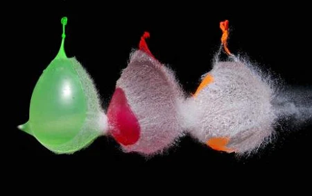 Đầu tháng 3, trên các trang chia sẻ xuất hiện đoạn clip trong đó quả mâm xôi (BlackBerry) như viên đạn xuyên thủng quả táo (Apple) Đầu tháng 3, trên các trang chia sẻ xuất hiện đoạn clip trong đó quả mâm xôi (BlackBerry) như viên đạn xuyên thủng quả táo (Apple)