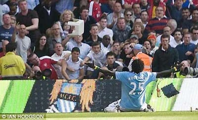 Hành động của Adebayor khiến giới hâm mộ Arsenal rất tức giận.