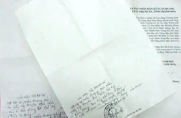 Hai tờ giấy trắng có đóng dấu và chữ ký sẵn của xã Xuân Quang và công văn yêu cầu xác minh của Sở LĐ-TB&XH TP.HCM. Ảnh: THANH MẬN Hai tờ giấy trắng có đóng dấu và chữ ký sẵn của xã Xuân Quang và công văn yêu cầu xác minh của Sở LĐ-TB&XH TP.HCM. Ảnh: THANH MẬN