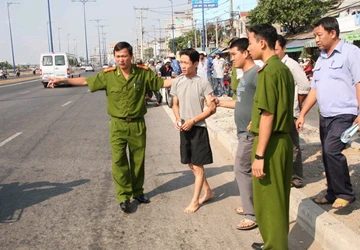 Dựng lại hiện trường vụ truy sát bằng súng ở đại lộ Đông Tây ảnh 1