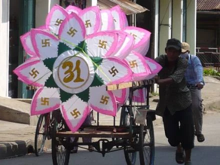 Người dân cũng náo nức trang hoàng nhà của mình để đón mừng Đại lễ. Ảnh: Đăng Khoa.