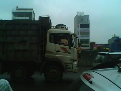 Chiến sĩ CSGT thoát nạn nhờ bấu vào mặt trên capo xe tải ảnh 2