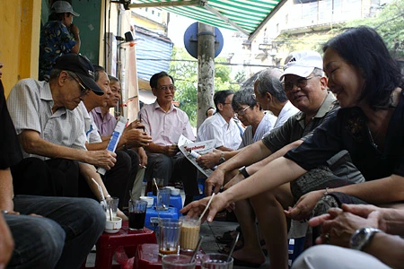 “Cà phê các cụ” trên hè phố cổ ảnh 6 “Cà phê các cụ” trên hè phố cổ ảnh 6