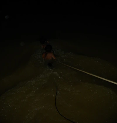 Tường thuật trực tiếp: Trục vớt chiếc xe khách bị lũ cuốn trôi - Phần 1 ảnh 3