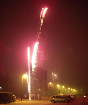 Pháo hoa sáng rực bầu trời Brandenburg. (Ảnh: Mai Hải)