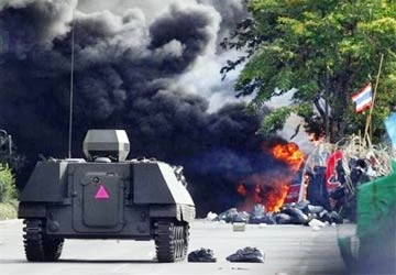 Thái Lan: Quân đội tấn công, phe áo đỏ đầu hàng ảnh 1