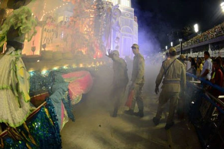 Bốn người chết do xe diễu hành Carnival bốc cháy ảnh 1 Bốn người chết do xe diễu hành Carnival bốc cháy ảnh 1