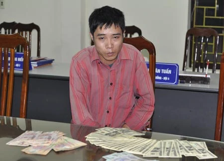 Khám phá vụ vận chuyển 11.000 USD và hơn 68 triệu đồng tiền giả ảnh 1