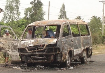 Xe khách 12 chỗ bất ngờ bốc cháy dữ dội ảnh 1