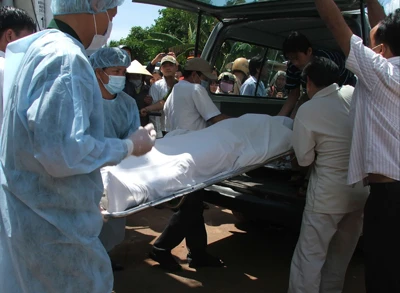 Hình ảnh cứu hộ trục vớt tàu Dìn Ký chìm trên sông Sài Gòn ngày 21-5-2011 ảnh 10