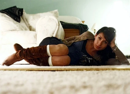 Thay vì để ống kính ngang tầm mắt người mẫu, nhiếp ảnh gia có thể đổi vị trí như chụp từ trên cao.