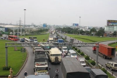 Một phụ nữ chết thảm dưới bánh xe container ảnh 2