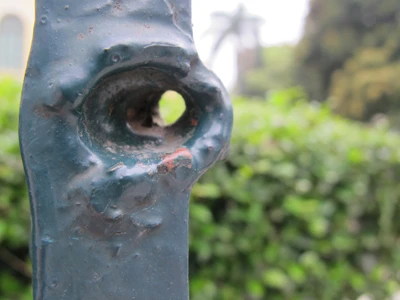 Cận cảnh hàng trăm vết đạn ghim vào hàng rào sắt ảnh 5