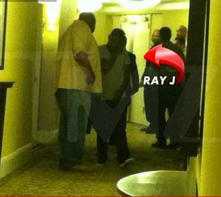 Ray-J có mặt tại khách sạn nơi Whitney qua đời. Nhưng anh nhanh chóng bị cảnh sát đẩy ra ngoài. Ảnh: Tmz. Ray-J có mặt tại khách sạn nơi Whitney qua đời
