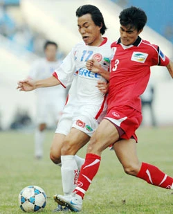 Thiếu uý Phước Tứ (phải) trong màu áo Thể Công và trận nào cũng quyết liệt, hết mình vì màu cờ sắc áo. Ảnh: QUANG THẮNG