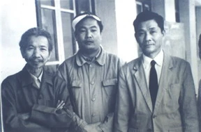 Hải Thoại (đứng giữa) và nhạc sĩ Văn Cao (trái), nhà thơ Nguyễn Xuân Sanh (phải)