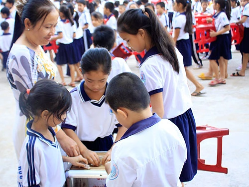 Vụ nghi trộm tiền hỏi cung học sinh lớp 2: Cô giáo khóc khi xin lỗi ảnh 1