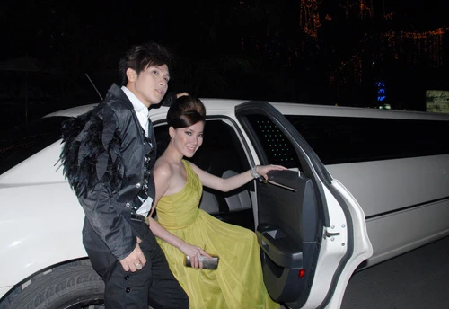 Nguyên Vũ - Chung Thục Quyên tình tứ bên siêu xe ảnh 3