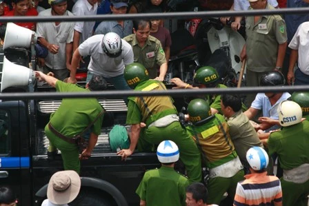 Cảnh sát khống chế đối tượng có hung khí cố thủ trong khách sạn ảnh 2