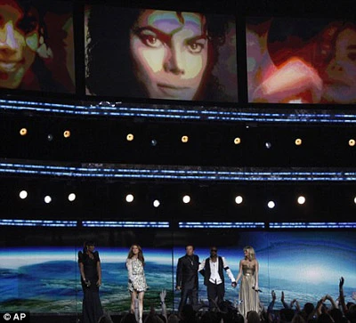 Hai con của Michael Jackson thay cha nhận giải ảnh 4