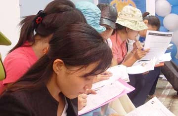 Không ít sinh viên ra trường khi được tuyển dụng phải cần tiếp tục đào tạo lại từ thực tế. Trong ảnh: Sinh viên tìm việc tại hội chợ việc làm. Ảnh: HTD