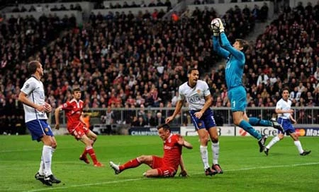 Van der Sar, càng bắt càng hay! ảnh 2