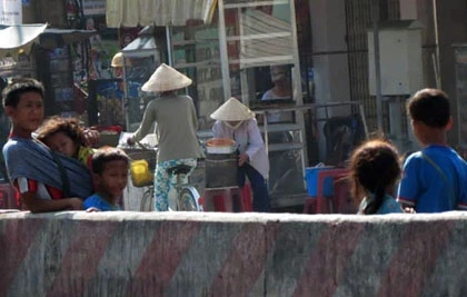 Đường dây tổ chức cho trẻ chặn ôtô xin tiền ảnh 1