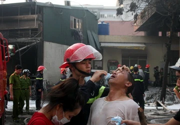 Hà Nội tặng bằng khen cho chiến sĩ xả thân dập lửa tại cây xăng ảnh 1