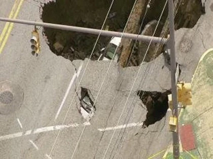 Hố địa ngục nuốt chửng ô tô ảnh 2