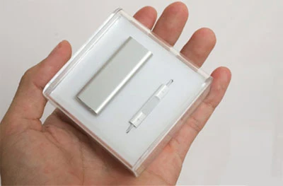 Hộp đựng và phụ kiện đơn giản.