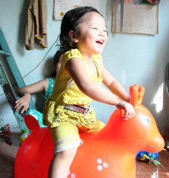 Hình ảnh mới nhất của bé gái 3 tuổi bị tắm kiểu “bạo hành” ảnh 1