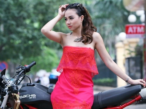 Đinh Ngọc Diệp xinh tươi dạo phố Hà Nội ảnh 4