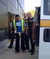 Thủ phạm bị áp giải đến toà.