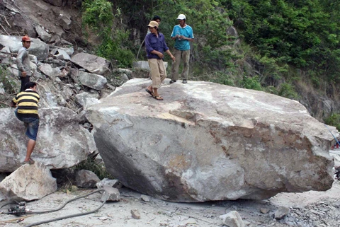 Đá lăn từ núi Cấm đè bẹp ôtô, 6 người chết ảnh 7