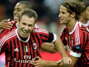 Inter lại thua, Robinho-Cassano giúp Milan giải hạn ảnh 1