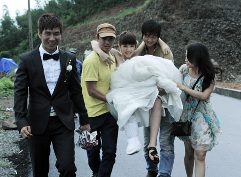 Người yêu Lý Hải gẫy chân khi chụp ảnh cưới ảnh 2