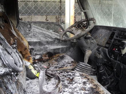 Xe gắn máy bị tạm giữ phát cháy khi đang chở trên xe CSGT ảnh 2